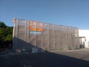 愛知県常滑市のファインツール・ジャパン株式会社様工場工事の足場組立風景