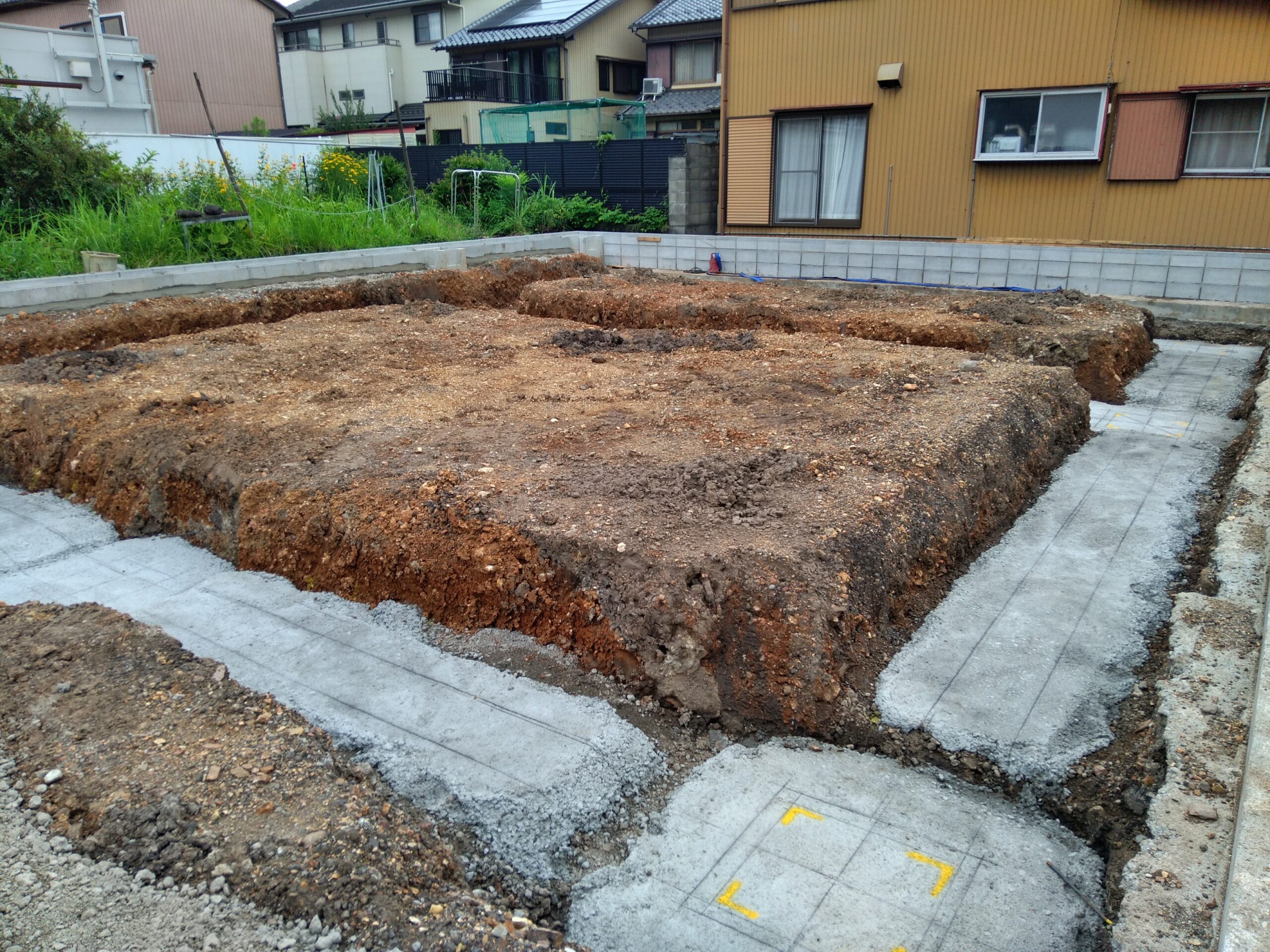 岐阜県関市で建設中の中日新聞関支局の基礎コン打設の風景