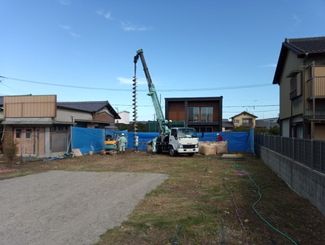 愛知県海部郡大治町で建設中の倉庫の地盤改良の施工状況