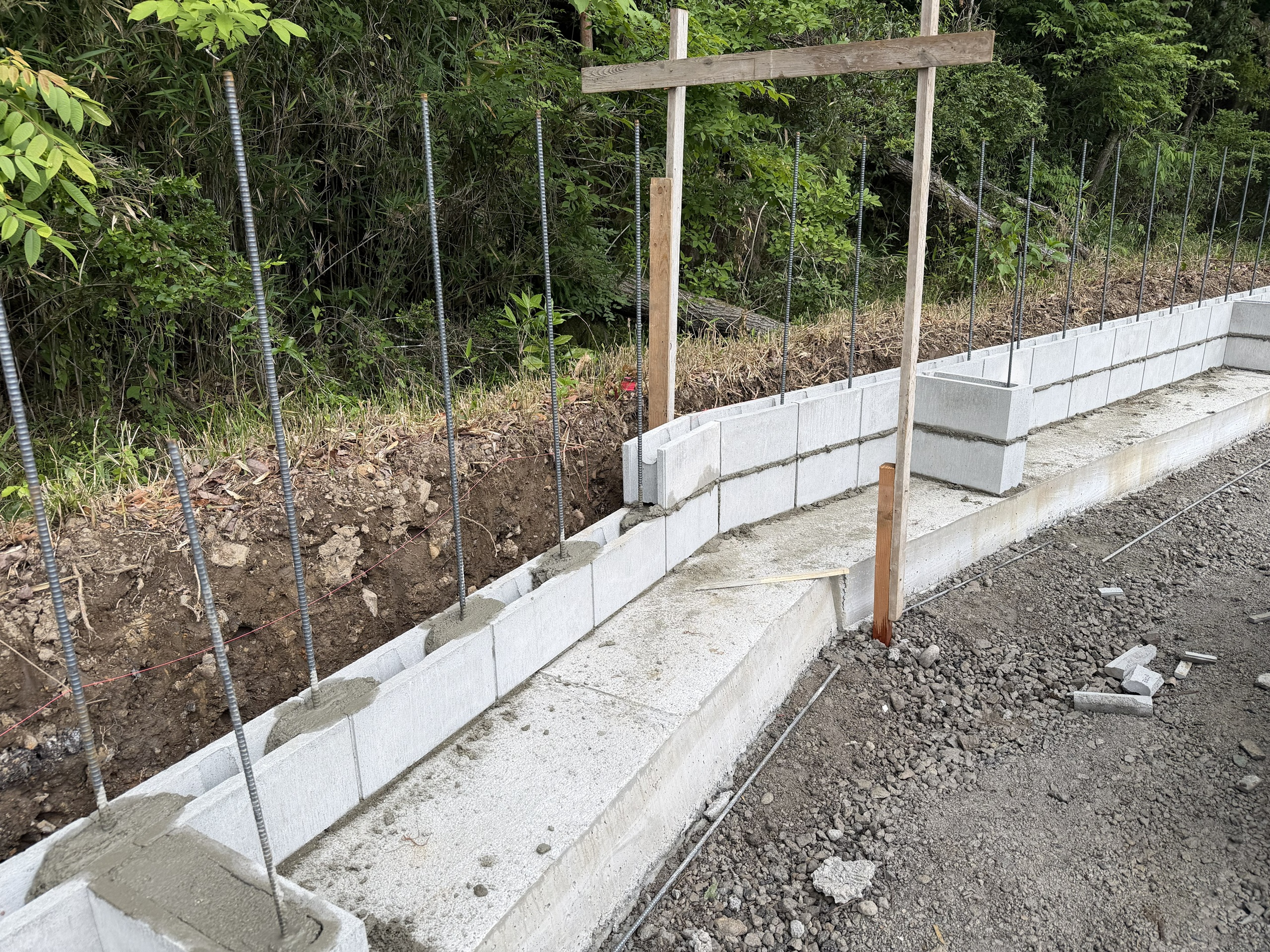 岐阜県関市での工場・テント倉庫建築工事　調整池CB基礎工事の様子