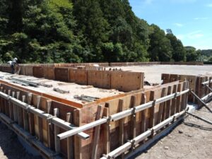 岐阜県関市での工場・テント倉庫建築工事　工場棟腰壁型枠工事の様子