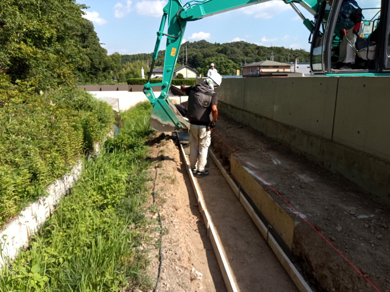 岐阜県関市での工場・テント倉庫建築工事　工場棟東側ベースコン打設の様子