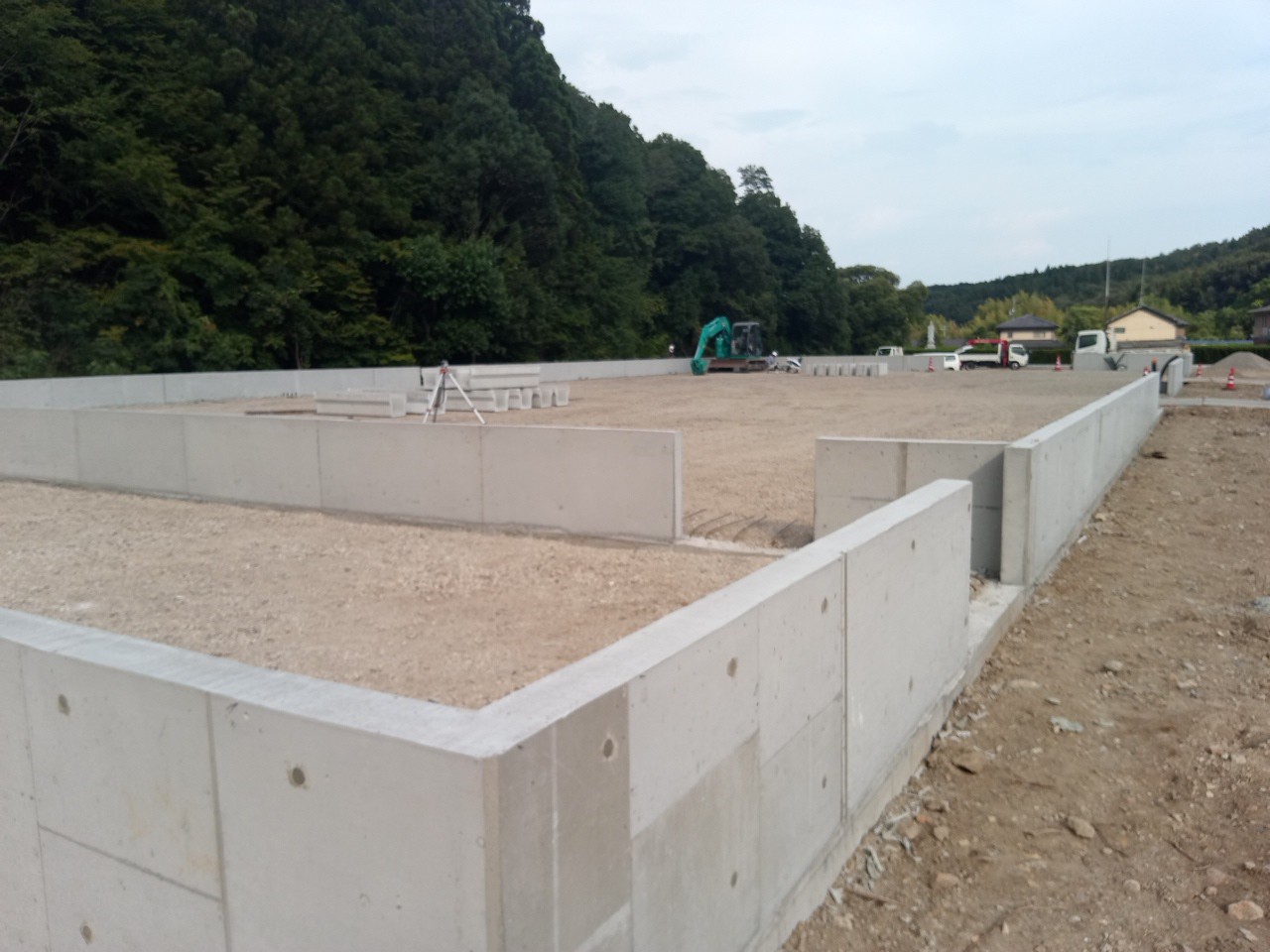 岐阜県関市での工場・テント倉庫建築工事　工場棟腰壁コンクリート打設の様子