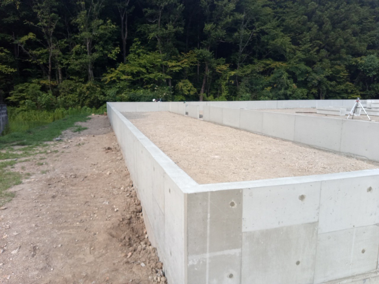 岐阜県関市での工場・テント倉庫建築工事　工場棟腰壁コンクリート打設完了の様子