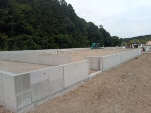 岐阜県関市での工場・テント倉庫建築工事　工場棟腰壁コンクリート打設完了の様子