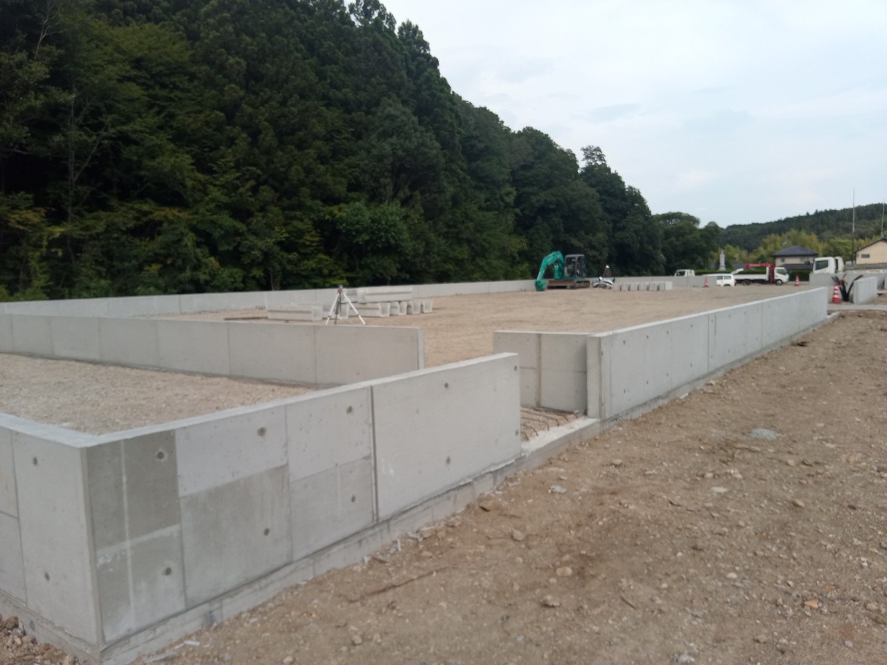 岐阜県関市での工場・テント倉庫建築工事　工場棟腰壁コンクリート打設完了の様子