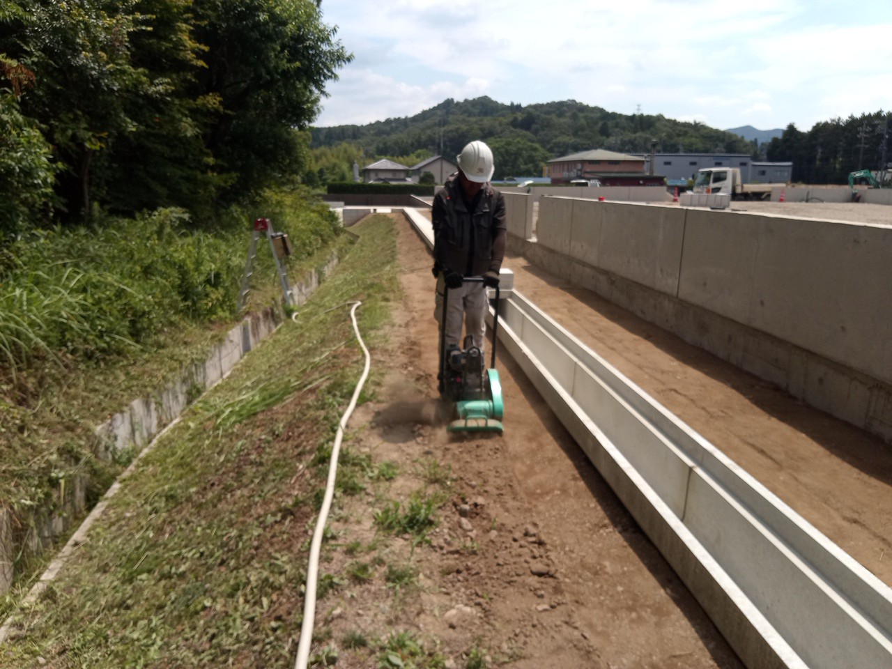 岐阜県関市での工場・テント倉庫建築工事　工場棟東側PU側溝敷設の様子