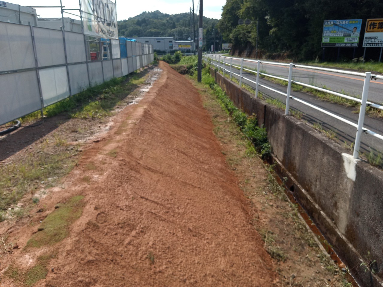 岐阜県関市での工場・テント倉庫建築工事　工場棟南側法面芝張り完了の様子