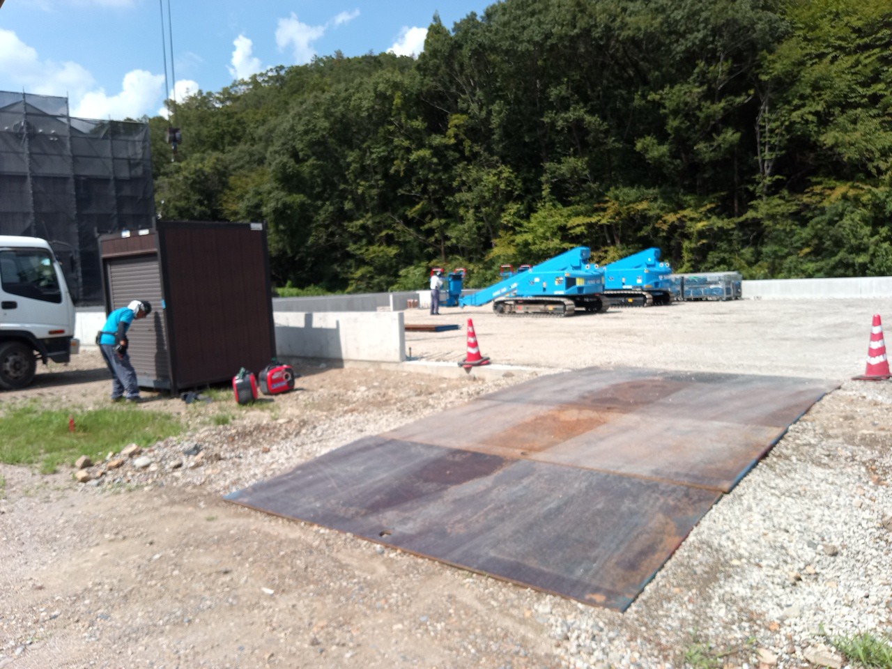 岐阜県関市での工場・テント倉庫建築工事　工場棟鉄骨建方準備の様子