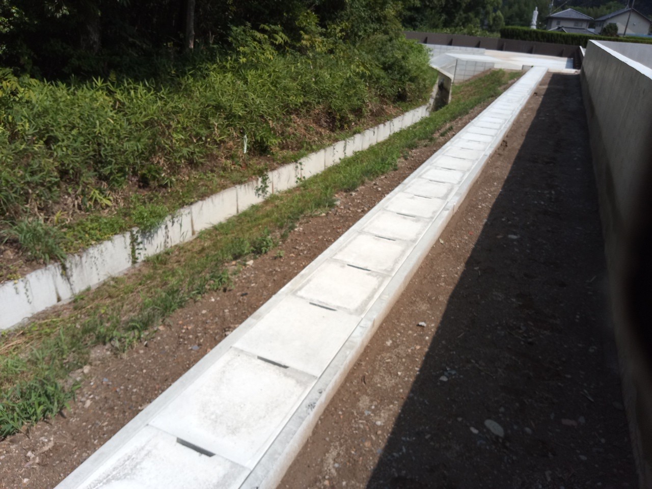 岐阜県関市での工場・テント倉庫建築工事　工場棟東側PU側溝蓋敷設の様子
