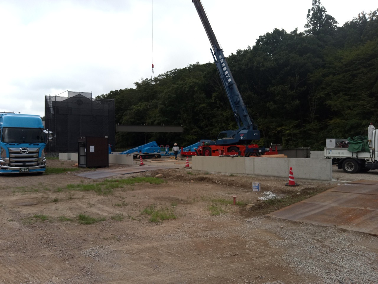 岐阜県関市での工場・テント倉庫建築工事　工場棟鉄骨建方の様子