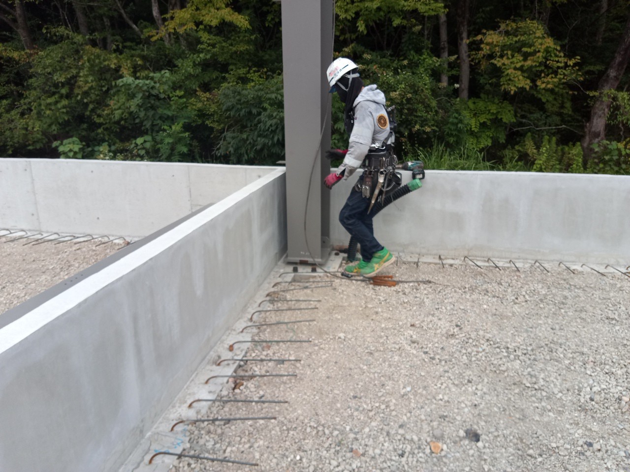 岐阜県関市での工場・テント倉庫建築工事　工場棟鉄骨建方の様子