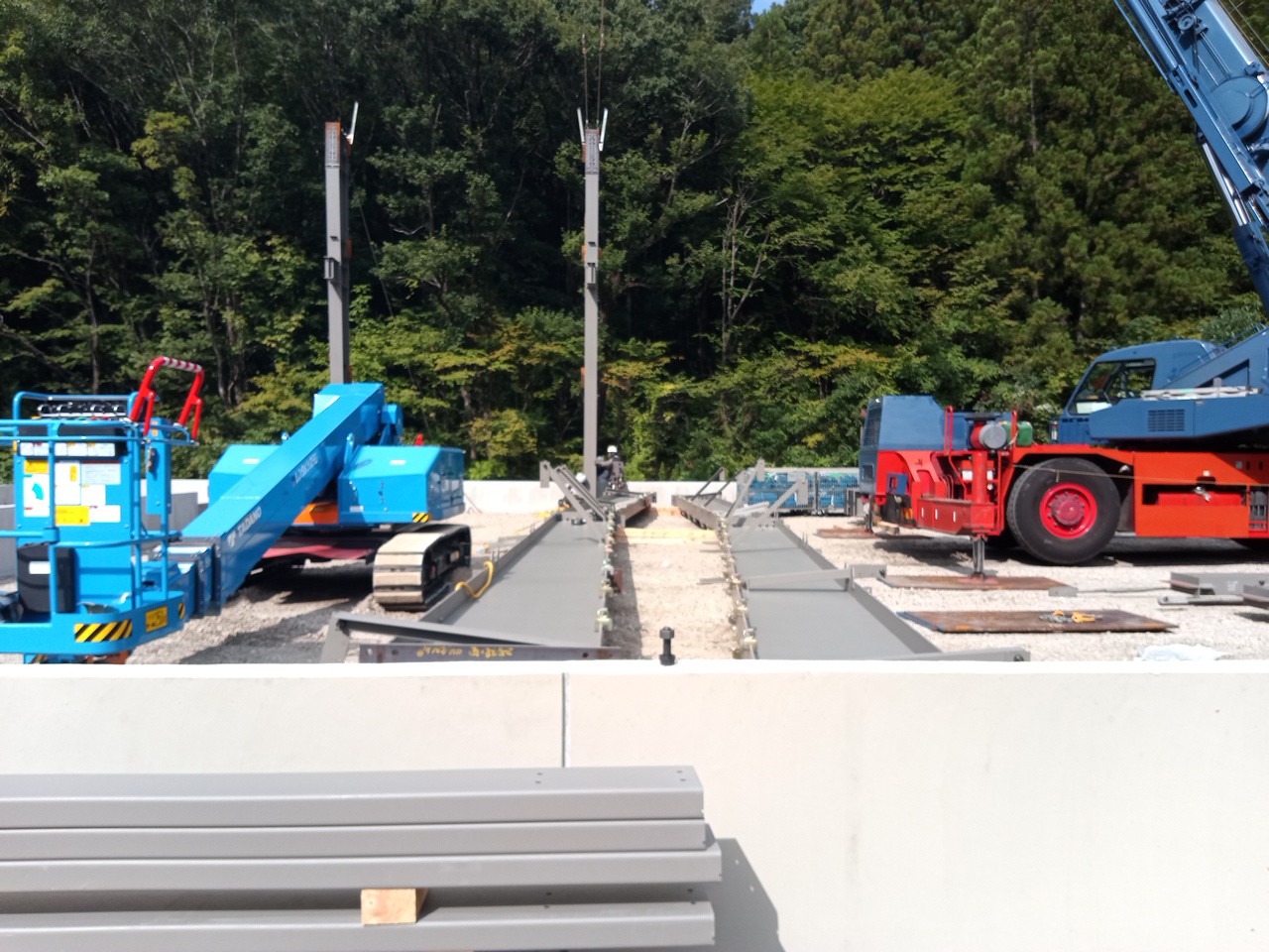 岐阜県関市での工場・テント倉庫建築工事　工場棟鉄骨建方の様子