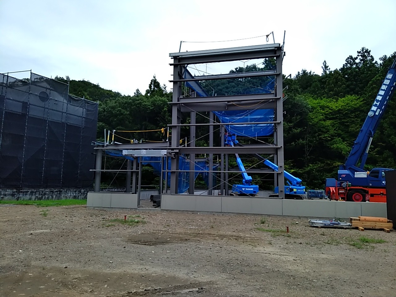 岐阜県関市での工場・テント倉庫建築工事　工場棟鉄骨建方の様子