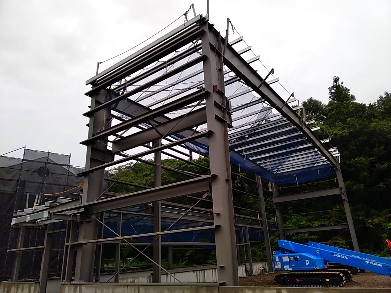 岐阜県関市での工場・テント倉庫建築工事　工場棟鉄骨建方の様子