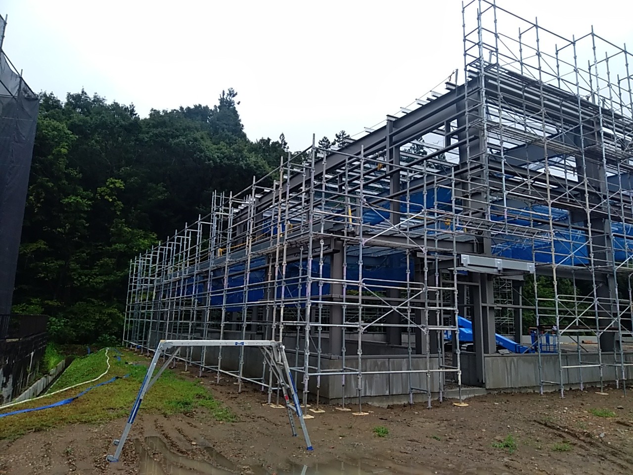 岐阜県関市での工場・テント倉庫建築工事　工場棟鉄骨建方の様子