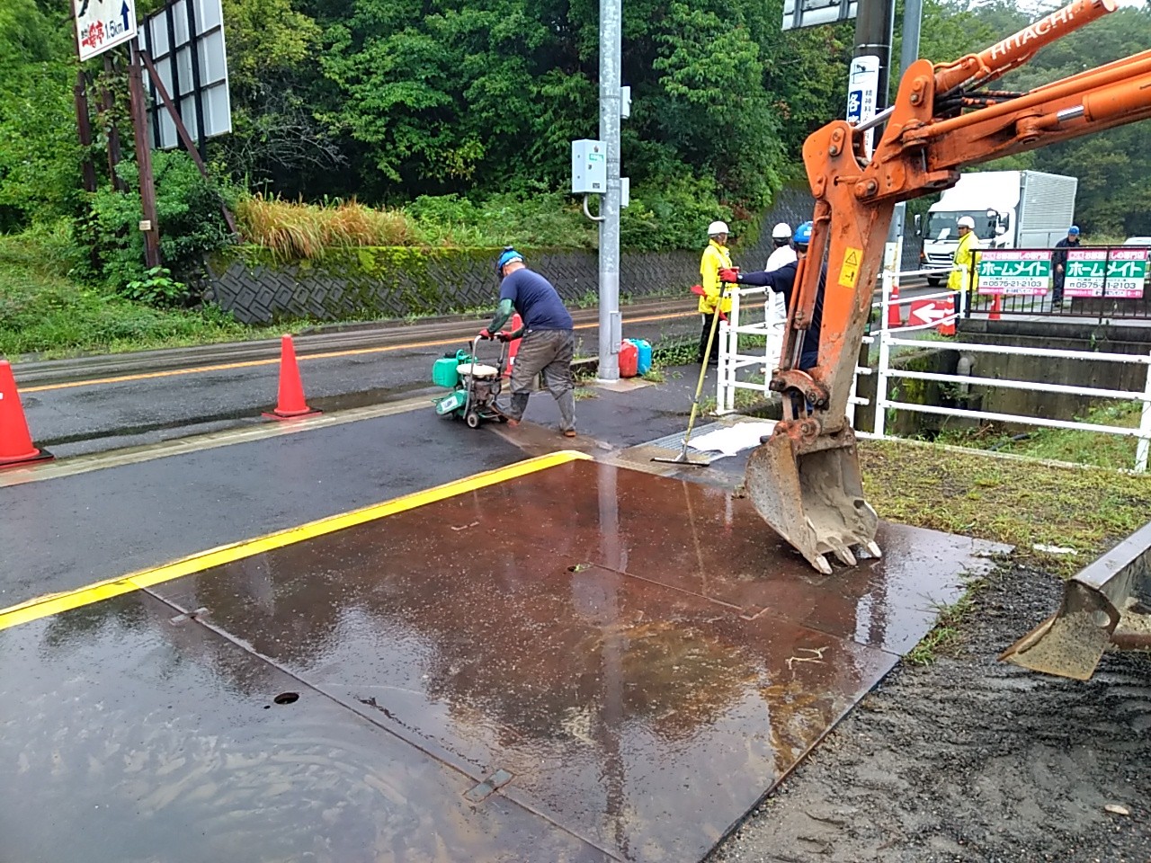 岐阜県関市での工場・テント倉庫建築工事　水道引込工事の様子